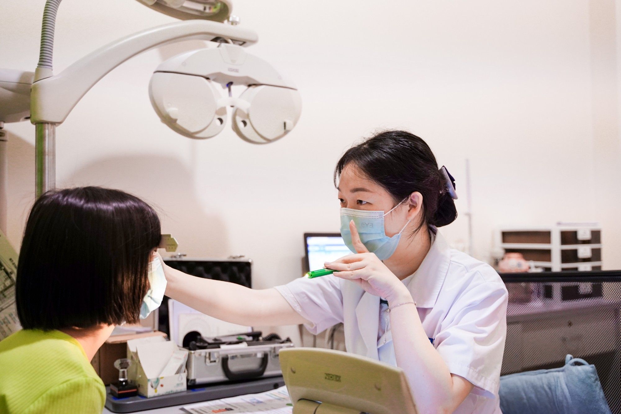 Precise Diagnosis Overturns Misdiagnosis! Family Makes Special Trip to Express Gratitude, Highly Praising Dongguan Aier Eye Hospital's Heartwarming Service