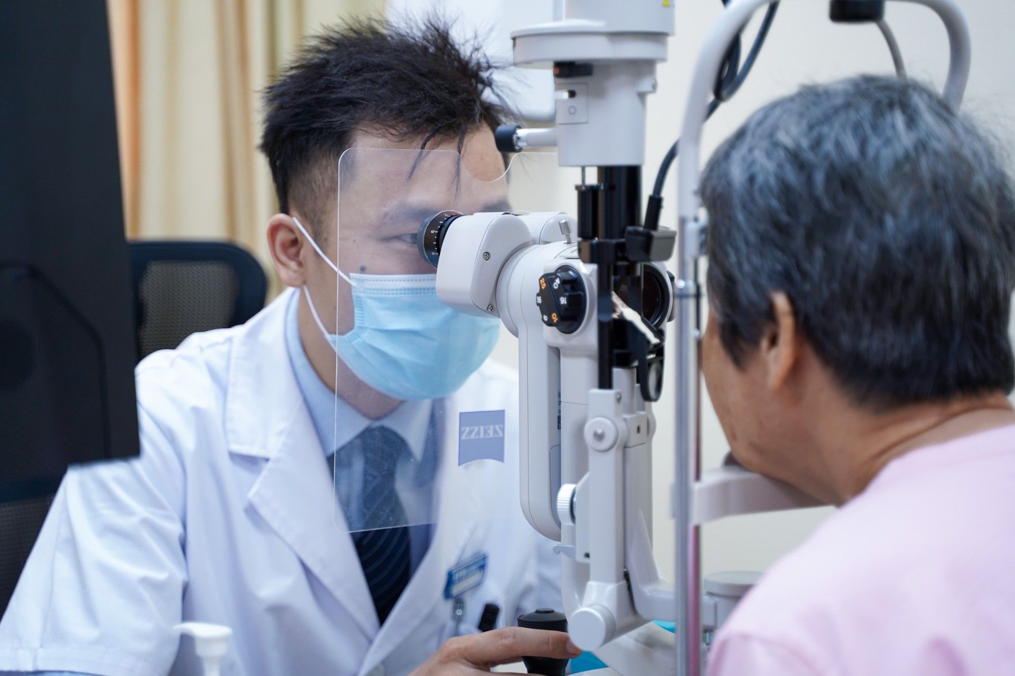 老花眼=白内障？别再搞混了，我教你一眼区分