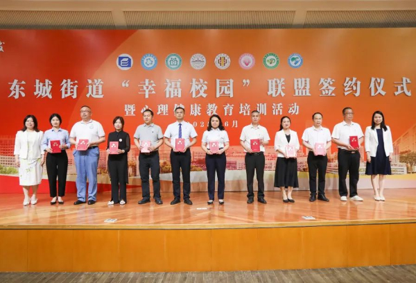 东莞爱尔眼科六名骨干医生受聘“卫生健康副校长”，筑牢校园眼健康防线